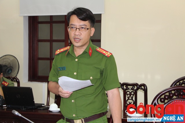 Đại diện Lãnh đạo Công an Thị xã Hoàng Mai đưa ra các ý kiến góp ý vào dự án Luật phòng, chống tham nhũng