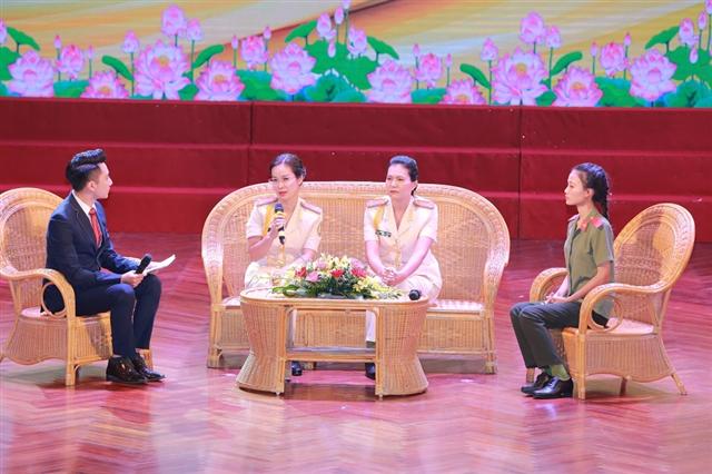 Các đại biểu phụ nữ Công an tiêu biểu năm 2017 trong chương trình giao lưu.