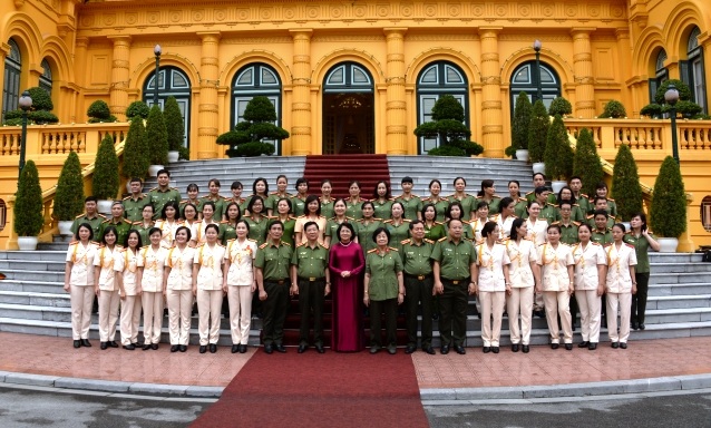 Quyền Chủ tịch nước Đặng Thị Ngọc Thịnh cùng các đại biểu tham dự buổi gặp mặt.