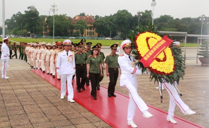 Đoàn đại biểu phụ nữ Công an tiêu biểu năm 2017 vào Lăng báo công Chủ tịch Hồ Chí Minh.