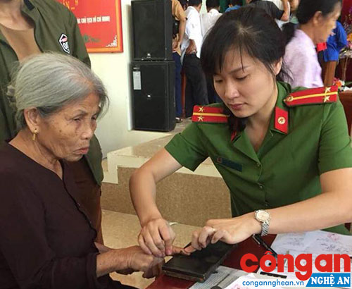 Cấp chứng minh nhân dân tại nhà cho gia đình chính sách và người già neo đơn