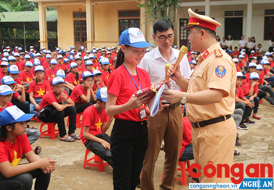 Công an Nghệ An làm tốt hoạt động tuyên truyền về pháp luật và ATGT tại trường học