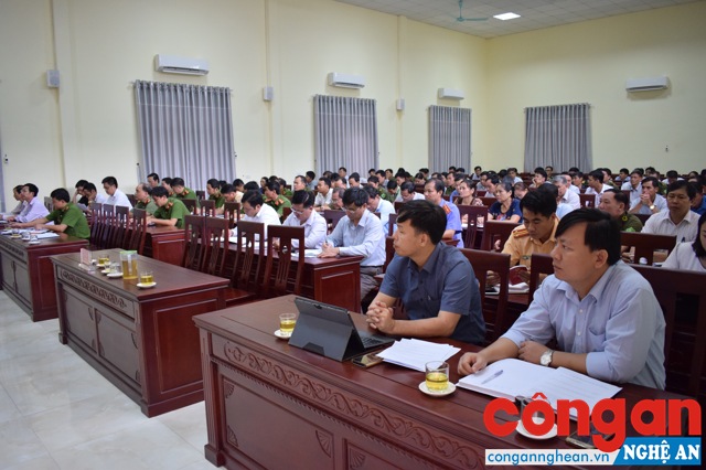 Các đại biểu tham dự buổi diễn đàn