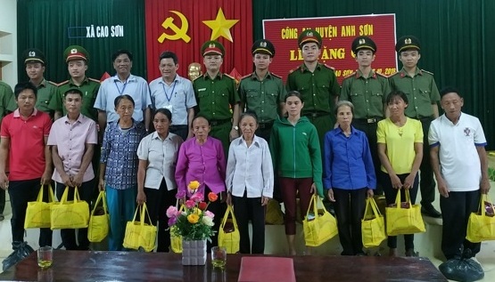 Trao tặng quà cho người nghèo tại xã Cao Sơn