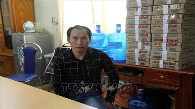 Dùng xe đầu kéo chở máy xúc để che giấu 198 bánh hêrôin