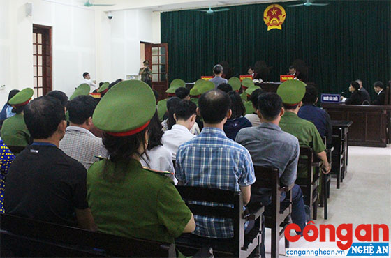 Toàn cảnh phiên tòa