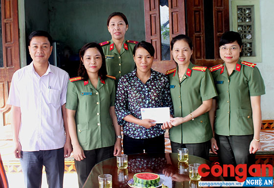 Hội Phụ nữ Công an tỉnh tặng quà cho gia đình có hoàn cảnh khó khăn