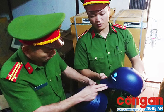  Công an TP Vinh phát hiện cơ sở kinh doanh mũ bảo hiểm không đạt chất lượng