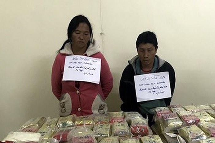 Hai đối tượng và tang vật là 489 bánh heroin