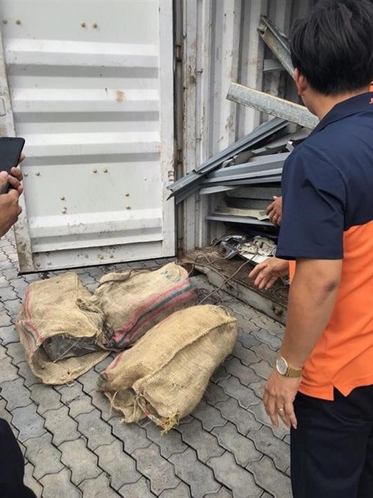 100 bánh cocain chứa trong các bao tải lẫn trong container thép phế liệu