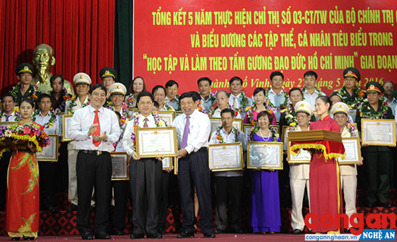 Biểu dương, khen thưởng các tập thể, cá nhân tiêu biểu trong “Học tập và làm theo tấm gương đạo đức Hồ Chí Minh” giai đoạn 2011 - 2016