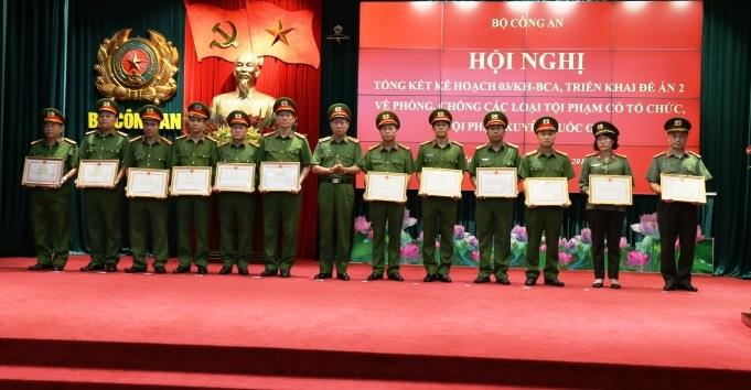 Thứ trưởng Lê Quý Vương trao Bằng khen của Bộ Công an tặng các tập thể  tại Hội nghị.
