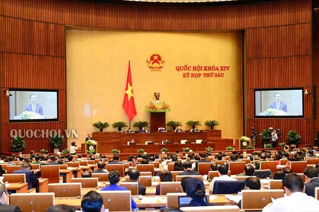 Chủ nhiệm Ủy ban Kinh tế Vũ Hồng Thanh trình bày Báo cáo thẩm tra đánh giá kết quả thực hiện Nghị quyết của Quốc hội về kế hoạch phát triển kinh tế - xã hội năm 2018 và 3 năm thực hiện kế hoạch 5 năm 2016-2020; kế hoạch phát triển kinh tế - xã hội năm 2019
