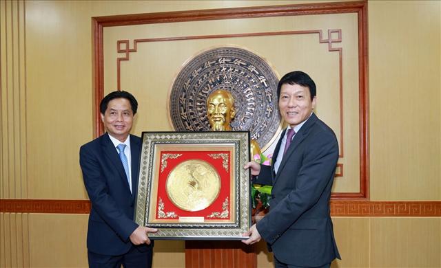 Thiếu tướng Lương Tam Quang trao quà lưu niệm tặng Thiếu tướng Sỉ-sạ-vạt Kẹo-ma-la-vông.