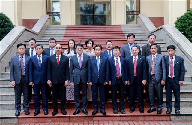 Thiếu tướng Lương Tam Quang; Thiếu tướng Sỉ-sạ-vạt Kẹo-ma-la-vông cùng các đại biểu.