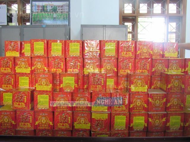 Bắt 3 đối tượng vận chuyển 180kg pháo nổ