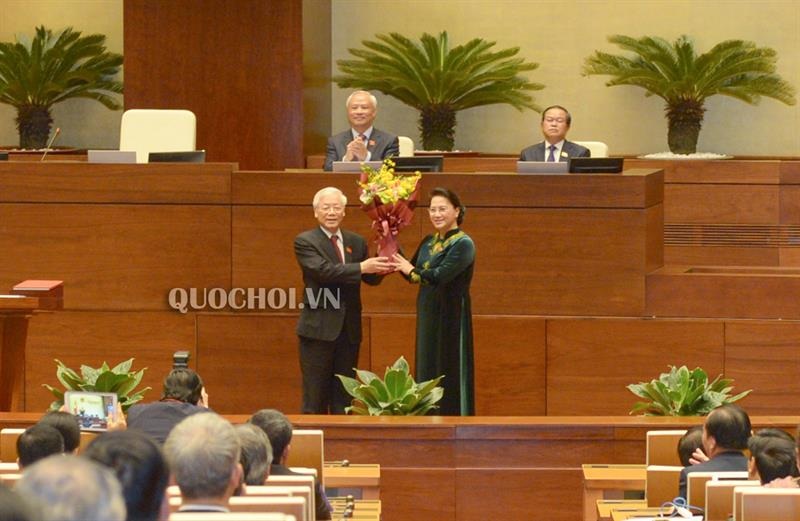 Chủ tịch Quốc hội Nguyễn Thị Kim Ngân tặng hoa chúc mừng Chủ tịch nước Nguyễn Phú Trọng