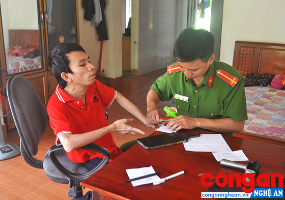 Cán bộ Đội Cảnh sát QLHC về TTXH Công an TP Vinh đến tận nhà làm thủ tục cấp phát CMND cho người dân