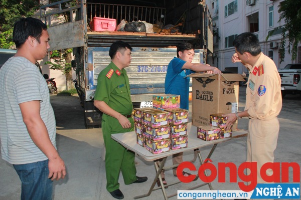 Bắt vụ vận chuyển gần 50 kg pháo đi tiêu thụ