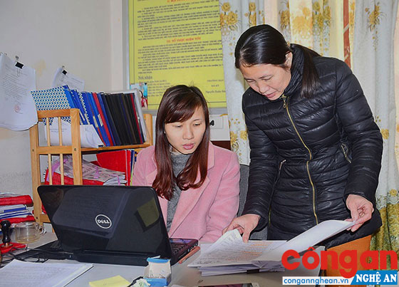 Mô hình cán bộ công chức Văn phòng - Thống kê đảm nhận vị trí cán bộ Văn phòng Đảng ủy được triển khai và phát huy tác dụng (Trong ảnh: Cán bộ công chức Văn phòng - Thống kê đảm nhận vị trí cán bộ Văn phòng Đảng ủy phường Vinh Tân, TP Vinh)