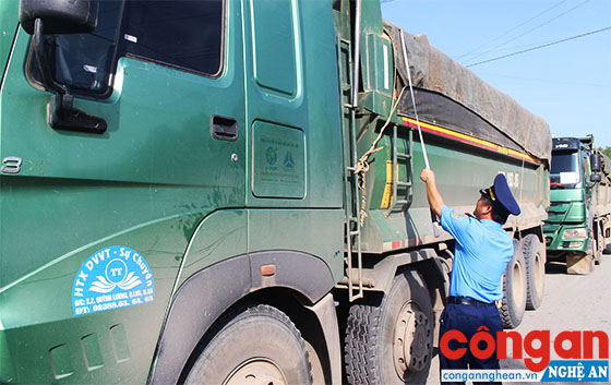 Phát hiện, xử lý vi phạm hành chính 3 xe chở quá tải trọng