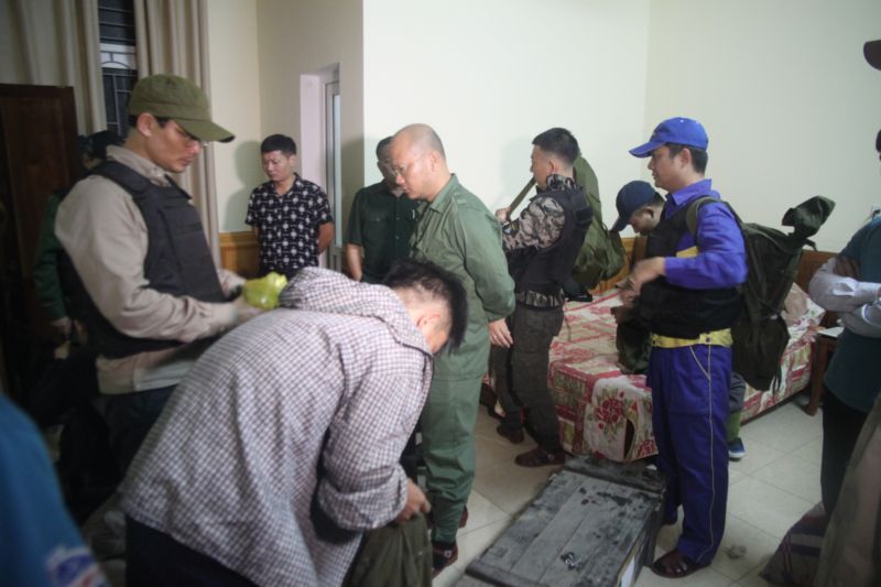 Các lực lượng chuẩn bị vũ khí trước khi lên đường