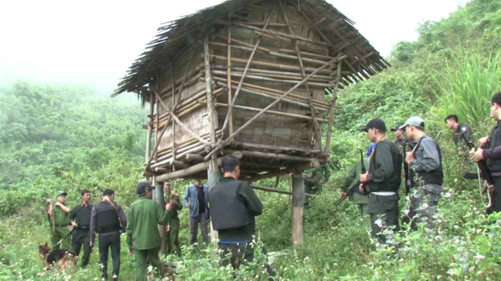Nhóm buôn ma túy dùng súng AK bắn trả khi bị vây bắt