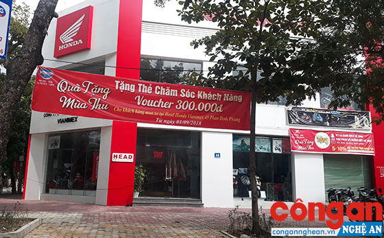Cổ đông 'niêm phong' cửa hàng, kinh doanh ngưng trệ