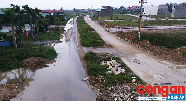Đường Lê Ninh đoạn đã thi công (từ cầu vượt đường 72 m đến đường Nguyễn Chí Thanh) nhếch nhác, cỏ mọc um tùm 