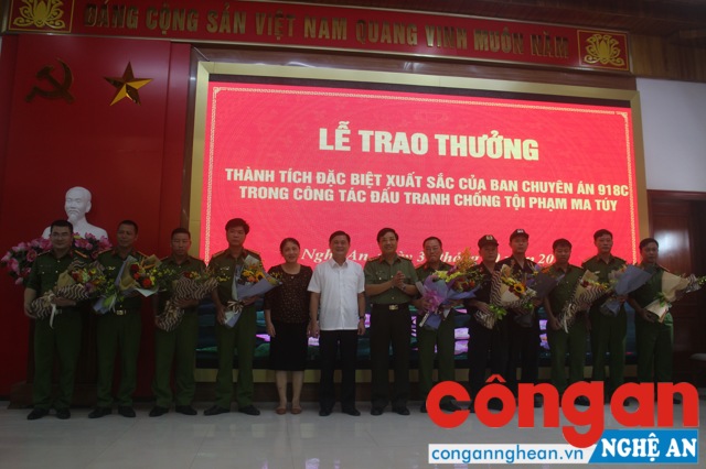 Đồng chí Thái Thanh Quý - Ủy viên dự khuyết Ban Chấp hành Trung ương Đảng, Phó Bí thư Tỉnh ủy, Chủ tịch UBND tỉnh và Đại tá Hồ Sỹ Tứ - Phó bí thư Đảng ủy, Phó giám đốc Công an tỉnh chúc mừng, biểu dương và trao thưởng cho Ban chuyên án 918C