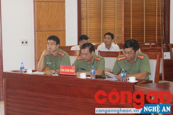 Ban giám khảo chấm điểm đánh giá phần thi của các đội