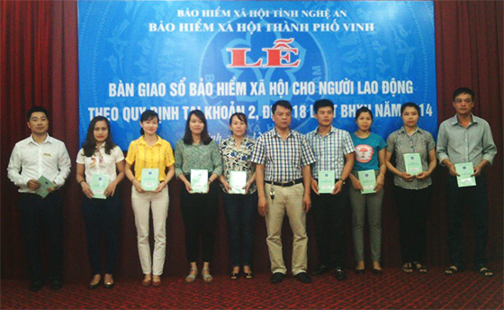 Nỗ lực bàn giao sổ bảo hiểm xã hội cho người lao động