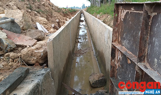 Kênh dẫn nước mới làm đã phải sửa
