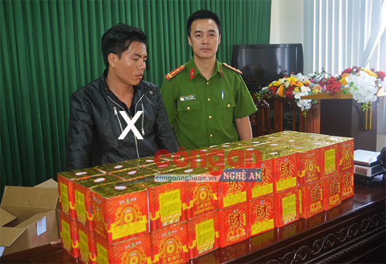 Bắt đối tượng vận chuyển 80 kg pháo trái phép