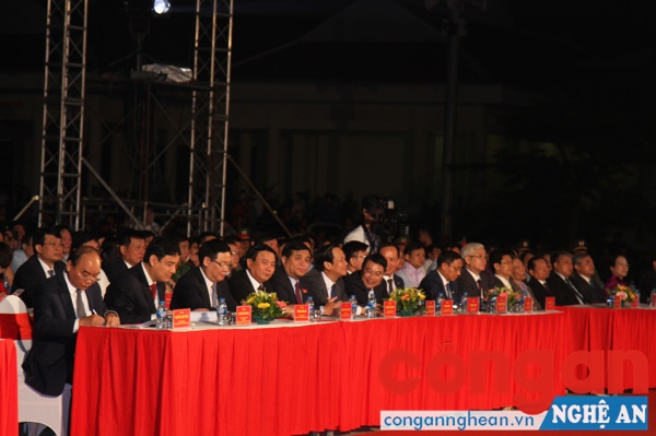 Các đại biểu về dự lễ
