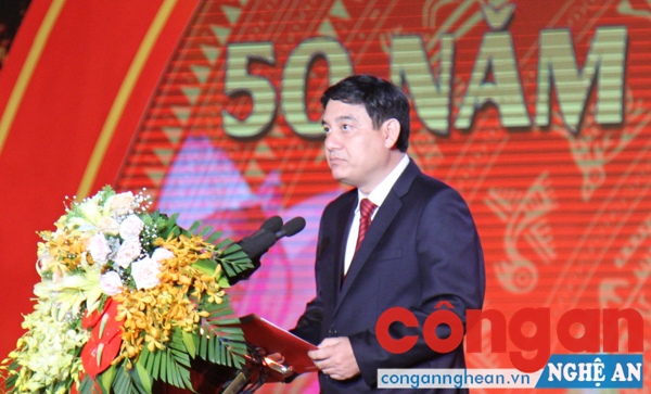 Đồng chí Nguyễn Đắc Vinh, Bí thư Tỉnh ủy khẳng định: Khắc Khắc ghi công ơn to lớn các anh hùng liệt sỹ, Đảng bộ, chính quyền và nhân dân Nghệ An nguyện đoàn kết một lòng, xây dựng quê hương ngày càng giàu đẹp