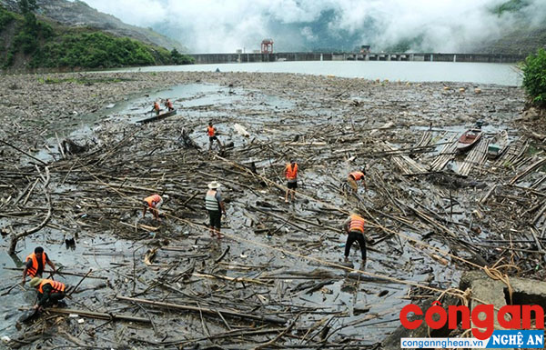 Rác ngập lòng hồ thủy điện nhưng chủ đầu tư có ý định thoái thác, cho rằng trách nhiệm dọn rác là của chính quyền địa phương?