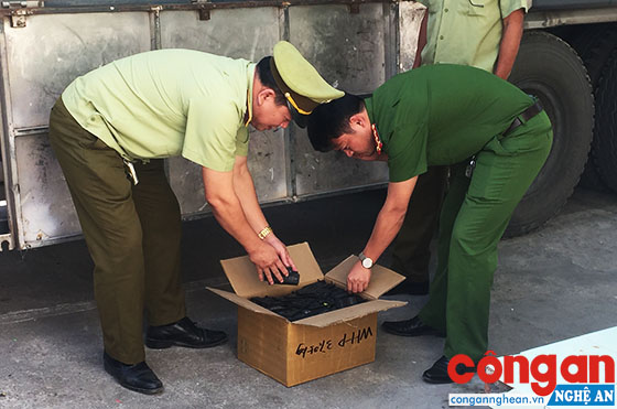 Bắt xe tải vận chuyển 9.100 kg pin điện thoại đã qua sử dụng