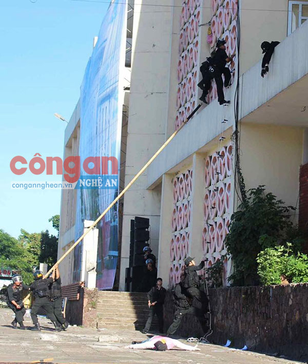 Lực lượng Cảnh sát Cơ động diễn tập chống khủng bố, bạo loạn 