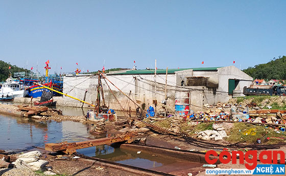 Nhà máy sản xuất đá lạnh xây dựng trái phép trên cảng Lạch Quèn