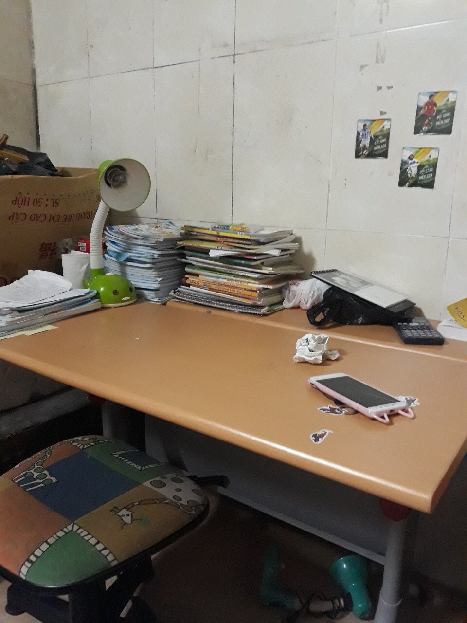 Bàn học của Trang trước lúc vắng nhà 5 ngày nay