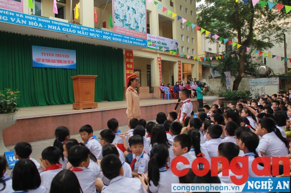  Nhiều câu hỏi, dẫn chứng được cán bộ đội CSGT Công an TP Vinh truyền đạt 