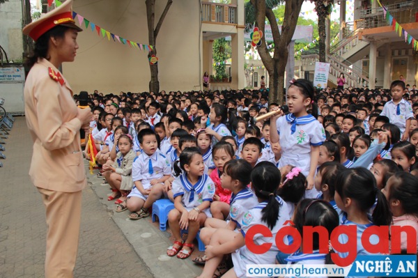 Đội CSGT Công An TP Vinh: Tuyên truyền luật ATGT cho các em học sinh