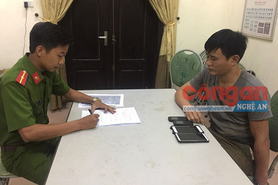 Cán bộ Công an huyện Anh Sơn lấy lời khai Lê Hồng Nam - đối tượng truy nã đặc biệt nguy hiểm