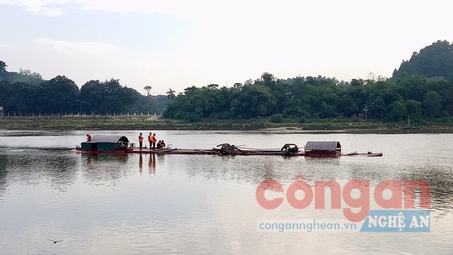 Chiếc sà lan đang khai thác cát trên lòng sông Ngàn Phố