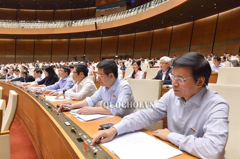 Đại biểu Quốc hội bấm nút biểu quyết thông qua Nghị quyết
