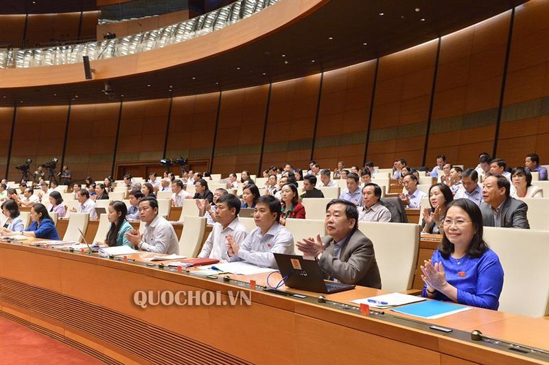 Một số hình ảnh Quốc hội biểu quyết thông qua Nghị quyết về kế hoạch phát triển KTXH năm 2019