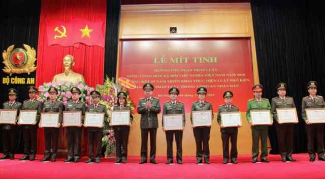 Mít tinh hưởng ứng Ngày Pháp luật nước Cộng hòa xã hội chủ nghĩa Việt Nam
