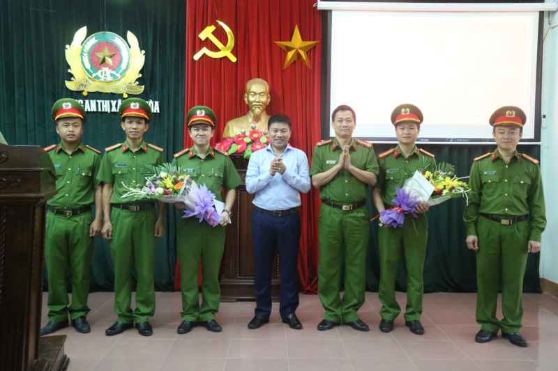 Lãnh đạo Công an Nghệ An trao thưởng cho Công an TX Thái Hòa