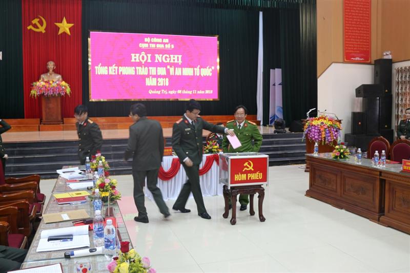 Tổ chức bỏ phiếu suy tôn các danh hiệu thi đua năm 2018 cho Công an các tỉnh trọng Cụm thi đua.